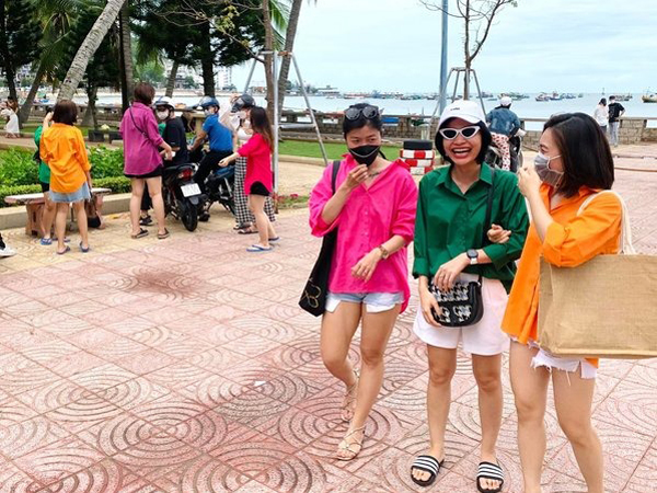 Đã có tấm gương về trend đụng hàng quần áo, nhóm nữ du khách vẫn 'liều mình' diện sơ mi hồng xanh sặc sỡ và cái kết ngỡ ngàng