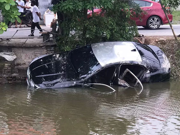 Ô tô lao xuống mương nước lật ngửa, 2 người tử vong