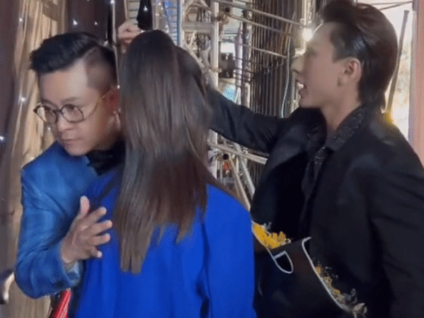 Isaac gây chú ý với hành động dành cho đàn anh Tuấn Hưng trong cánh gà sân khấu