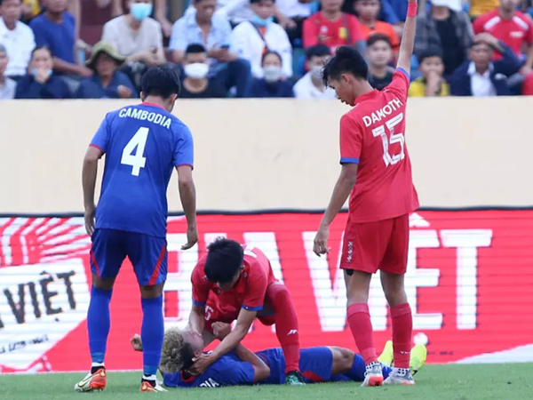 Cầu thủ U23 Lào cứu đối thủ nuốt lưỡi