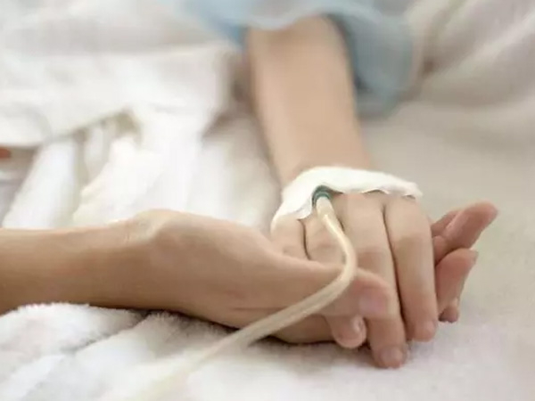 Con nôn trớ, đau bụng có nên đề nghị bác sĩ xét nghiệm men gan để tìm viêm gan bí ẩn?