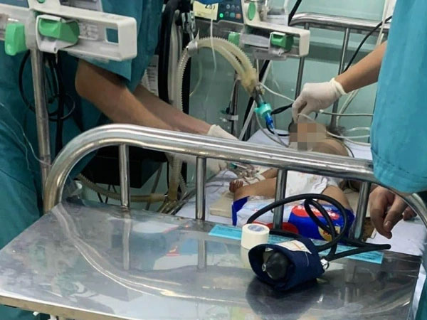 Cha mẹ đi phụ hồ, con gái 2 tuổi ngạt nước dưới cống phòng trọ
