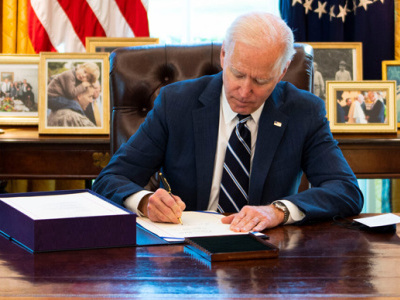 Tổng thống Mỹ Joe Biden ký luật tăng tốc bơm vũ khí cho Ukraine