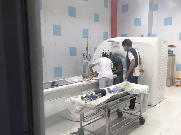 Bé trai 8 tuổi chấn thương não sau khi va vào bạn ở trong lớp