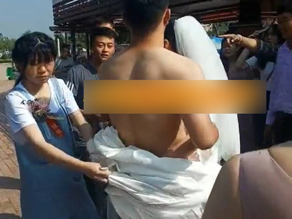 Giữa đám cưới, chú rể bị khách khứa lột sạch đồ, cô dâu hành động rất đáng khen để bảo vệ chồng