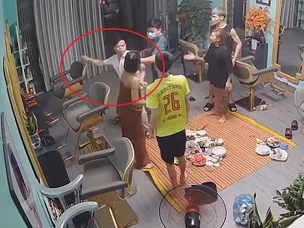Cách chức phó công an phường đánh phụ nữ ở tiệm cắt tóc lúc nửa đêm
