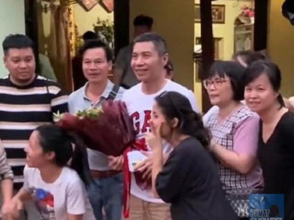 Công Lý đi diễn trở lại sau thời gian dài dưỡng bệnh, dân tình vui mừng mong 'cô Đẩu' trở lại Táo Quân