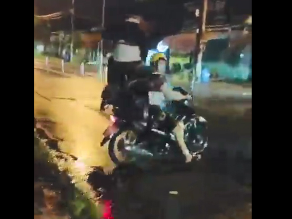 'Giàu vì bạn, sang vì vợ': Thanh niên thấy bạn hỏng xe liền có màn tương trợ khiến dân mạng kinh ngạc