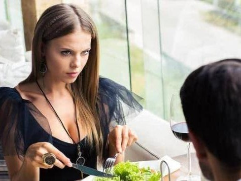 Đàn ông có 3 thói quen này khi đi ăn đa phần là tính xấu, đừng hẹn hò