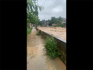 Nước lũ cuồn cuộn đổ về Lạng Sơn khiến nhiều người không khỏi lo sợ