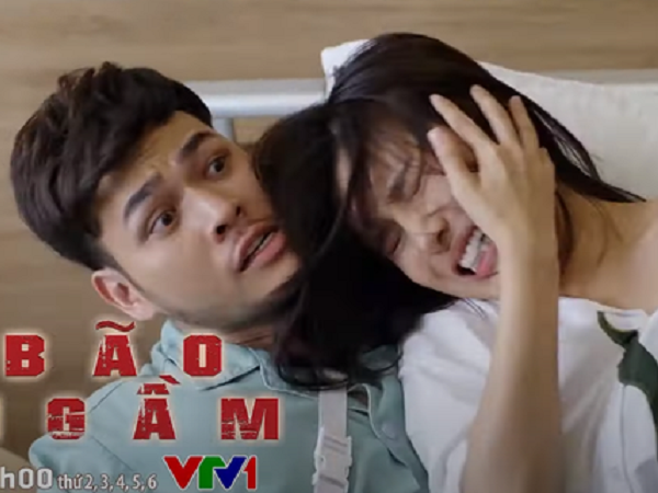 Bão ngầm tập 55: Chứng kiến Hạ Lam lên giường với bác sĩ Hùng, Hải Triều gây sốc khi lao vào đấm bạn gái