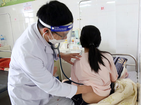 Khỏi Covid-19 được 2 tuần, bé gái đang đi học bình thường bỗng rơi vào nguy kịch