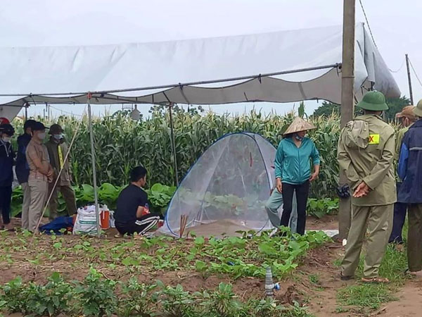 Cô giáo ôm 2 con nhảy sông: Ám ảnh đứa trẻ 9 tháng tuổi trên lưng mẹ