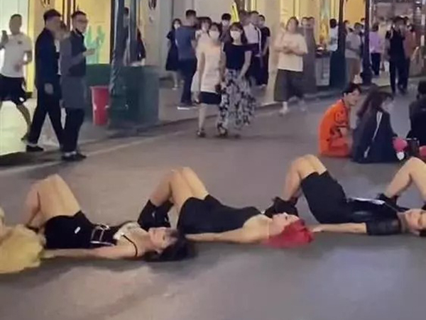 Phẫn nộ nam thanh niên dùng điện thoại quay chỗ nhạy cảm của nhóm dancer nữ ngoài đường?