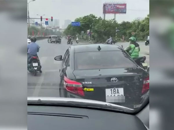 Vượt đèn đỏ nhường đường xe cứu thương sẽ không bị xử phạt
