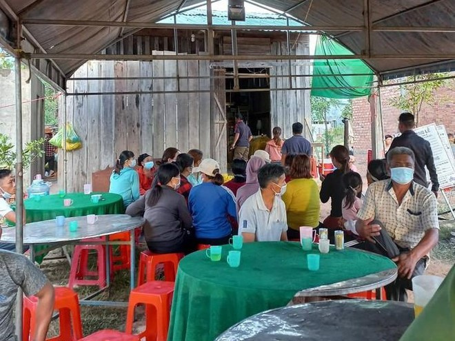 Vừa khâm liệm cho vợ xong, chồng ra sau nhà treo cổ tự vẫn bỏ lại 2 con nhỏ