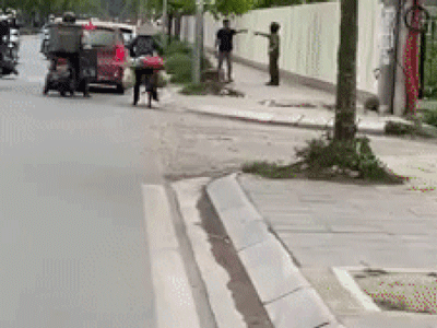 Xô xát giữa đường, bất ngờ một người quay lại ô tô đem theo một vật khiến người kia bỏ chạy thục mạng