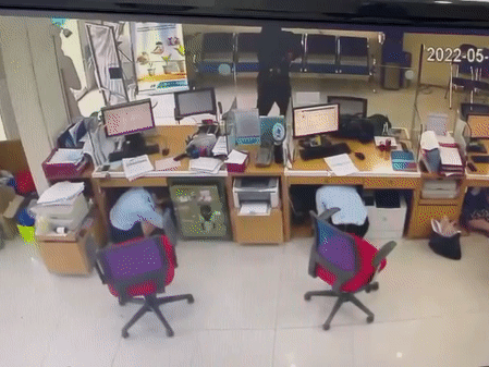 Nam thanh niên dùng 'hàng nóng' cướp ngân hàng giữa trung tâm thành phố