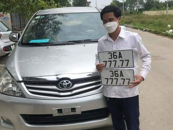 Sau 1 đêm đeo biển số VIP 777.77, chiếc xe Innova cũ 320 triệu được trả giá 700 triệu đồng