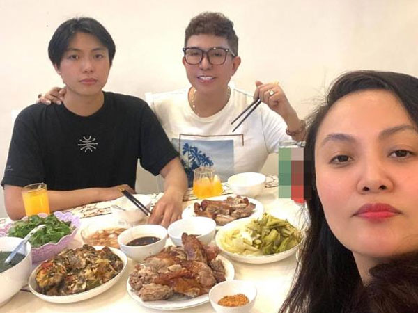 Long Nhật khoe bữa cơm cùng gia đình, diện mạo nổi bật của vợ và con trai gây chú ý