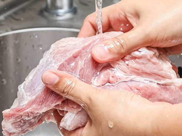 Người Việt nên bỏ ngay thói quen rửa thịt theo cách này vì sẽ khiến cả nhà nhiễm bệnh, tiết lộ cách rửa 'tẩy' hết chất độc hại