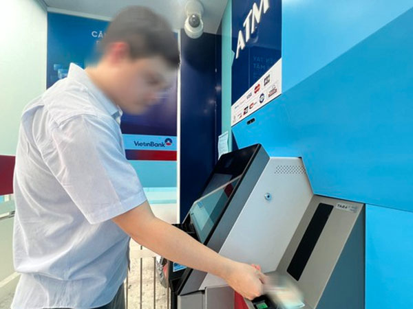 Rút tiền tại ATM bằng căn cước công dân: Mất tiền ai chịu trách nhiệm?