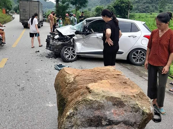 Đá núi bất ngờ rơi chèn nát đầu ôtô, tài xế may mắn thoát nạn