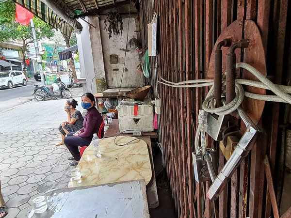 Ngang nhiên dùng dây cáp khóa nhà dân giữa trung tâm Hà Nội