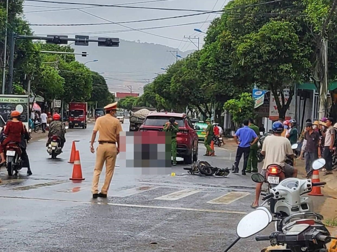 Clip: Nữ tài xế vừa lái xe vừa livestream gây tai nạn khiến 1 học sinh tử vong