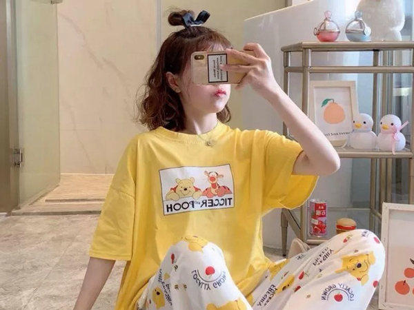 Đang 'bung lụa' khi ở nhà một mình giữa mùa hè nóng bức, cô gái lặng người trước phản ứng kì lạ của bạn trai lúc phát hiện người yêu mặc...thiếu phụ kiện