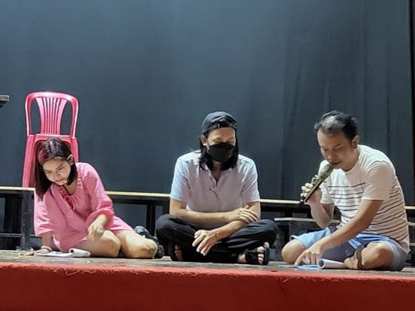 Hình ảnh mới nhất của danh hài Hoài Linh gây xúc động: Diện đồ giản dị đi hỗ trợ đàn em, mái tóc dài gây chú ý