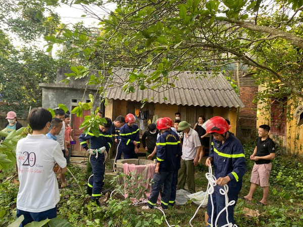 Cứu sống người đàn ông nghi mắc kẹt nhiều ngày dưới giếng
