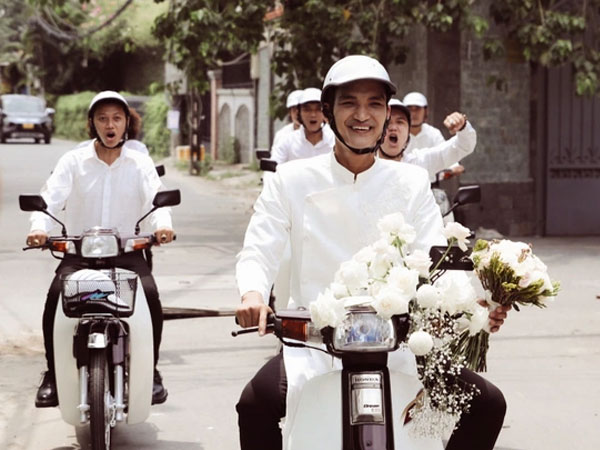 Mạc Văn Khoa đi xe Dream đến đón dâu cực vui nhộn, bà xã đeo vàng nặng trĩu cả người