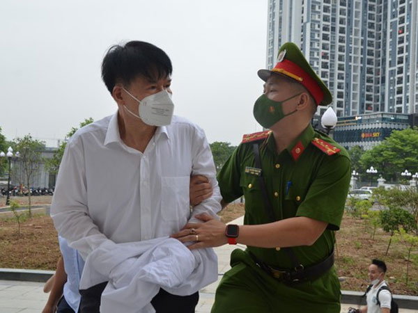 Hình ảnh dẫn giải cựu thứ trưởng Bộ Y tế Trương Quốc Cường đến tòa