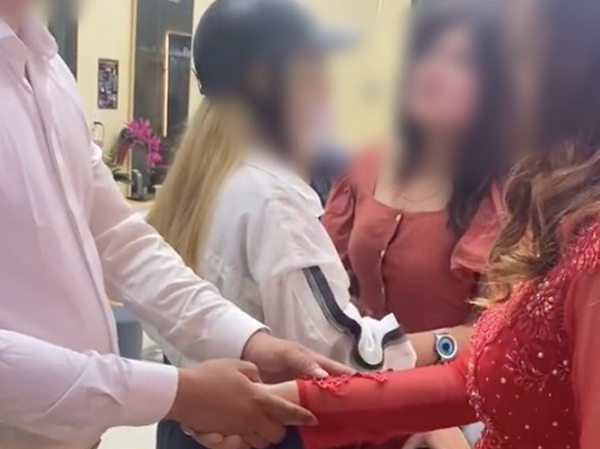 Cô gái phát hiện người yêu mấy năm cưới vợ và câu hỏi chết lặng: 'Thế con trong bụng tao thì sao?'