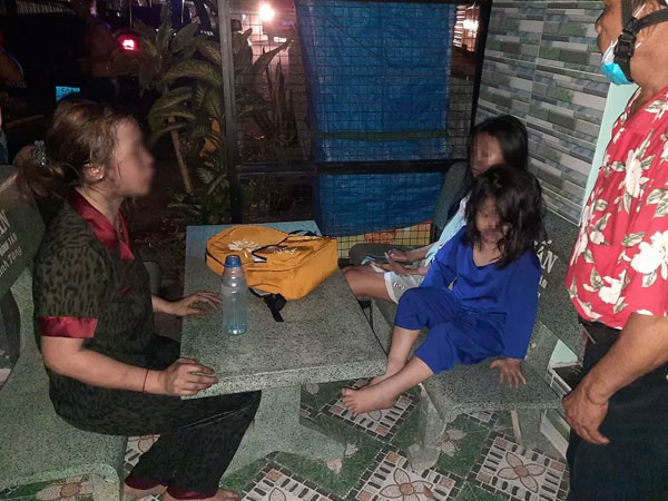Cảnh sát dùng kìm cộng lực, xà beng giải cứu 3 mẹ con mắc kẹt trong ngôi nhà bị cháy
