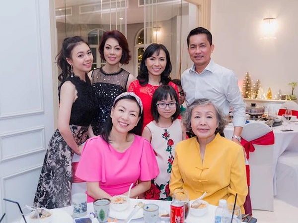 Sau lùm xùm tình ái với ca sĩ Hiền Hồ, đại gia U60 Hồ Nhân vừa xuất hiện trở lại qua chia sẻ của mẹ vợ