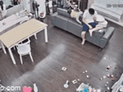 Thấy con nhỏ ngã đập đầu xuống đất, bố vẫn điềm tĩnh làm một chuyện khiến dân tình tranh cãi đỏ mặt tía tai