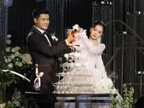 Hà Đức Chinh và Mai Hà Trang có chia sẻ đầu tiên sau đám cưới, nam cầu thủ bị vợ tố là người 'ki bo'