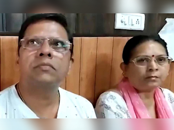 Bố mẹ kiện con trai vì hai vợ chồng mãi...không chịu sinh cháu