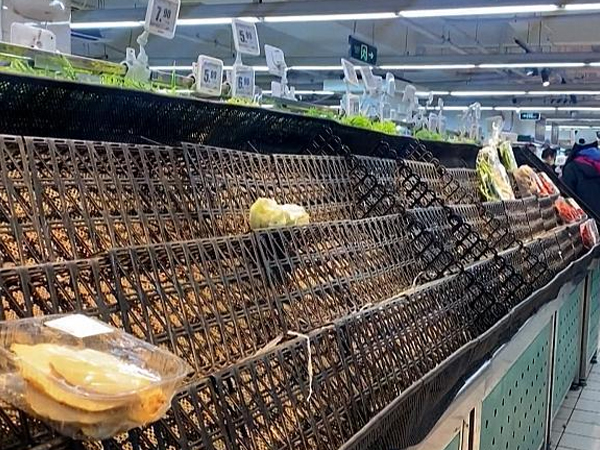 Siêu thị Bắc Kinh gần như trống trơn khi tin đồn về lệnh phong tỏa sắp ban hành