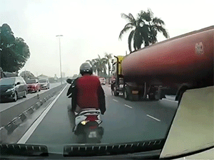 Trend 'xi nhan trái rồi rẽ phải' lại được nhắc đến, nhưng pha điều khiển lần này khiến tài xế suýt trả giả bằng cả tính mạng