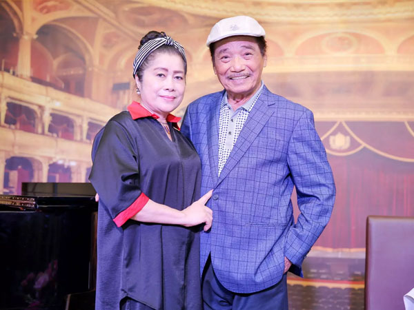Vợ kém 18 tuổi của NSND Trần Hiếu: 'Chồng tán đổ tôi bằng 41 chiếc lá vàng!