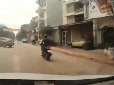 Clip: Lùi từ trong nhà ra đường, ô tô 'hạ gục' người đi xe máy