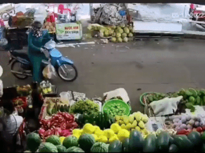 Clip: Đang đứng mua đồ, người phụ nữ 'vô duyên vô cớ' bị 'ăn' một nhát dao oan nghiệt khiến nhiều người kinh hãi