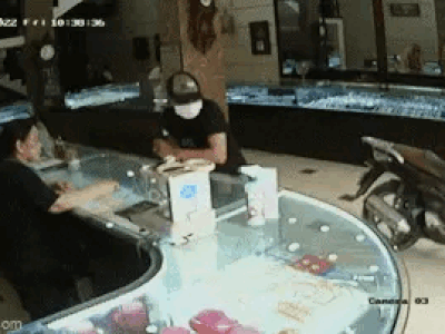 Clip: Khoảnh khắc người đàn ông vờ mua vàng rồi bỏ chạy khiến chủ tiệm hoảng hốt đuổi theo