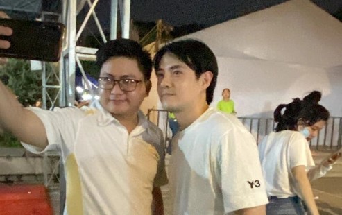 Hộ tống Đông Nhi đi diễn, Ông Cao Thắng vui vẻ chụp ảnh cùng khán giả hậu ồn ào xin lỗi fan