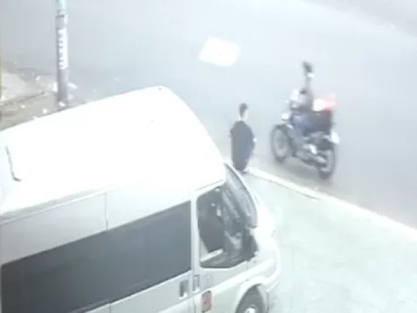 CLIP: Giật điện thoại bất thành, ngạo nghễ bỏ đi