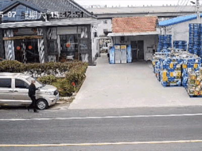 Thấy tiền rơi trên đường, lái xe tải phanh gấp và làm việc không ngờ