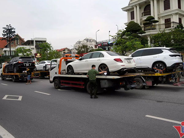 Hình ảnh khám xét nhà riêng, bắt cựu Chủ tịch UBND TP Hạ Long